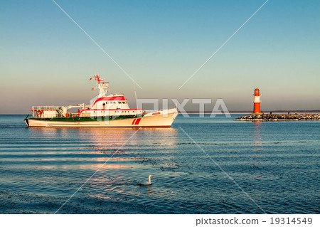 Mole and ship in Warnemuende 19314549