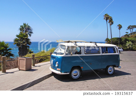 Volkswagen · Bath Wagen bus on the west coast of California loading surfboard 19315637