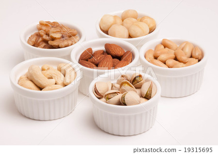 Various nuts (almonds, cashew nuts, macadamia nuts, pistachios, peanuts, walnuts) 19315695