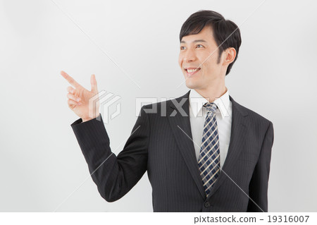 A pointing businessman 19316007