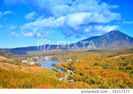 Lake Shirakabaki in autumn 19317377