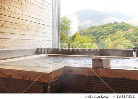 溫泉、戶外浴場景色、蒸氣瀰漫的氛圍、溫泉圖片 19317391