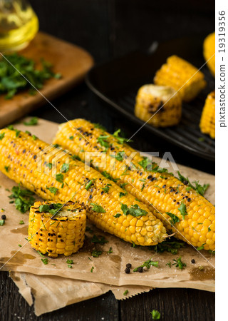 Grilled Corn on the cob with Chili, Cilantro 19319356