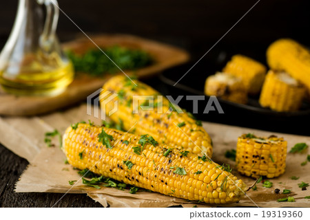 Grilled Corn on the cob with Chili, Cilantro 19319360