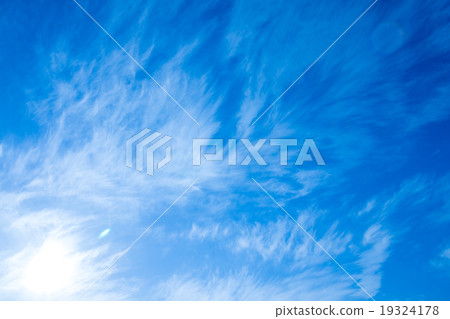 Winter sky White cloud and blue sky Background material Copy space Character space Cirrus cloud muscle cloud cloud 19324178