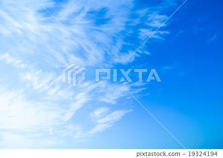 Winter sky White cloud and blue sky Background material Copy space Character space Cirrus cloud muscle cloud cloud 19324194