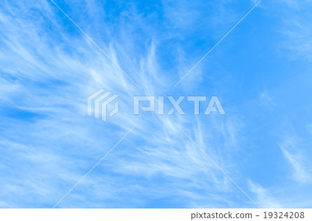 冬天天空白色雲彩和藍天背景材料複製空間字符空間卷云云彩肌肉雲彩雲彩 19324208