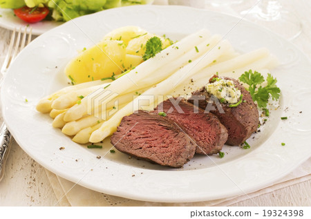 steak with asparagus 19324398