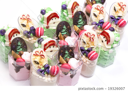 Christmas dessert canapes with cream and chocolate Christmas dessert canapes with cream and chocolate 19326007
