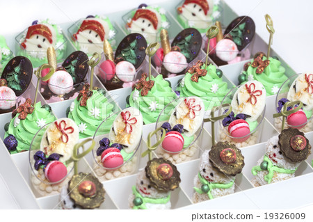 Christmas dessert canapes with cream and chocolate 19326009