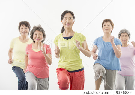 做健身的精力充沛的資深婦女 19326883