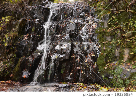 深秋的瀑布 19326884