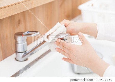 Housewife brushing faucet image Housewife brushing faucet image 19327739