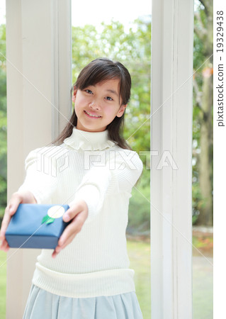 Girls junior high school student who presents presents 19329438