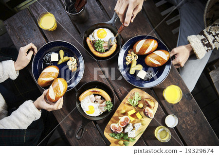 Breakfast at the campsite Breakfast at the campsite 19329674