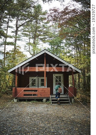 A couple entering the lodge 19329727