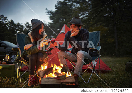 一對夫婦在篝火前放鬆 19329891