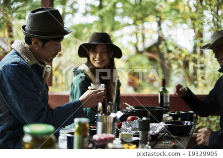 一對喜歡和朋友一起吃飯的夫婦 19329905