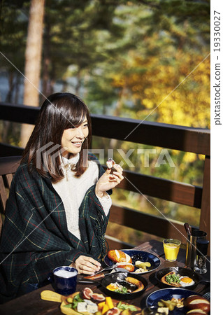 A couple enjoying breakfast 19330027