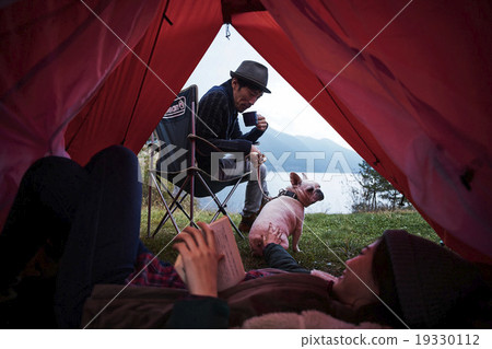 A couple to relax in a tent 19330112
