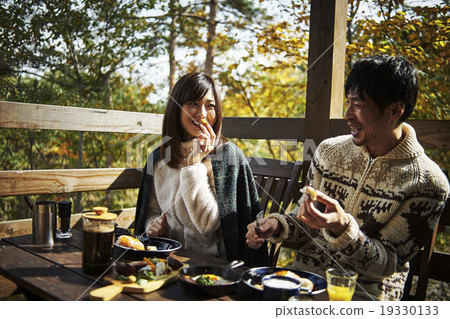 一對喜歡吃飯的夫婦 19330133