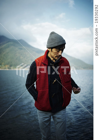 一個人在湖邊擺姿勢 19330292