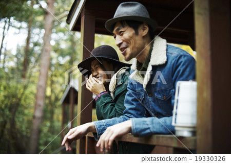 在小屋裡放鬆的情侶 19330326