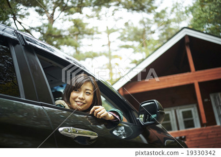 Woman driving 19330342