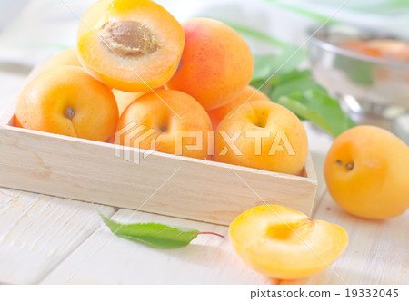 apricots 19332045