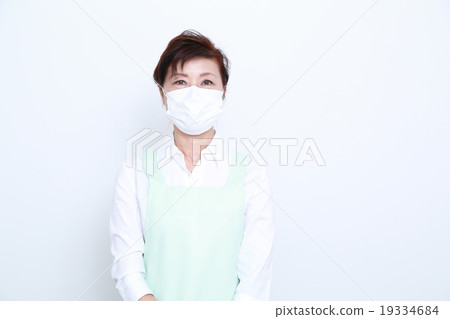 一個60多歲的女人穿著圍裙 一個60多歲的女人穿著圍裙 19334684