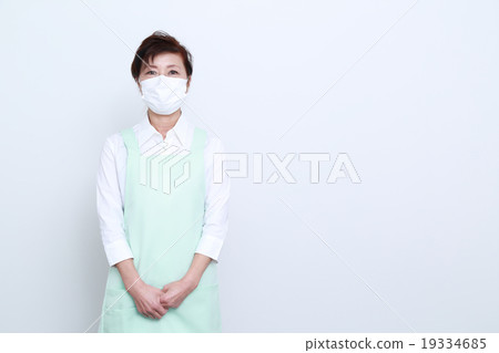 一個60多歲的女人穿著圍裙 一個60多歲的女人穿著圍裙 19334685