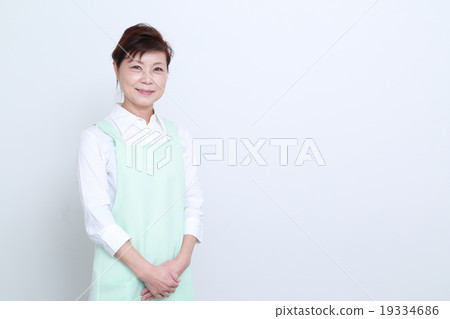 一個60多歲的女人穿著圍裙 一個60多歲的女人穿著圍裙 19334686