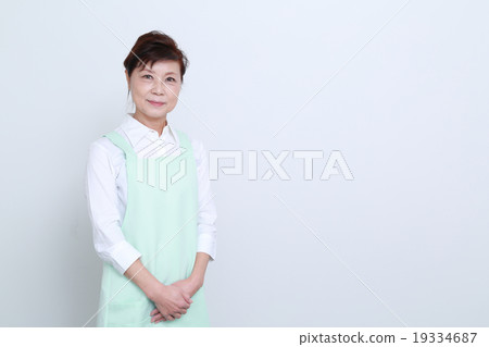 一個60多歲的女人穿著圍裙 一個60多歲的女人穿著圍裙 19334687