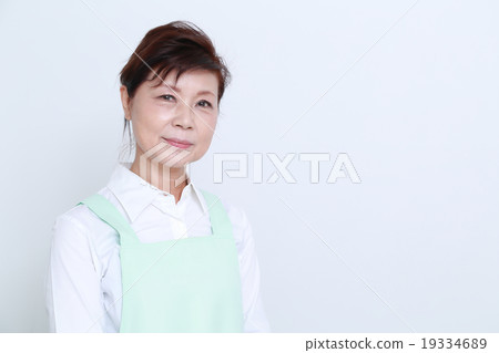 一個60多歲的女人穿著圍裙 一個60多歲的女人穿著圍裙 19334689