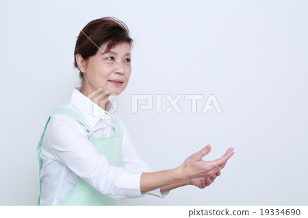 一個60多歲的女人穿著圍裙 19334690