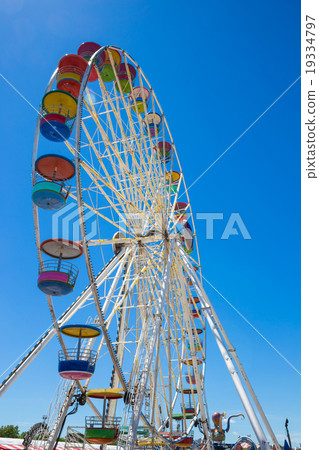 Giant ferris wheel in Amusement park with blue sky Giant ferris wheel in Amusement park with blue sky 19334797