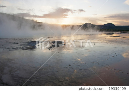 在盛大多彩池的日落,黃石國家公園的噴泉 在盛大多彩池的日落,黃石國家公園的噴泉 19339409