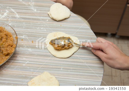 On the blank test of the girl puts a spoon stuffed 19341550