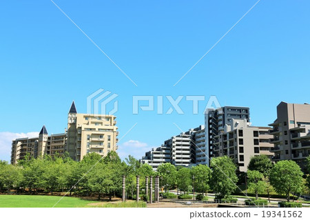 一個明亮的公寓鎮的風景 19341562