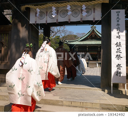 神道教牧師通過靜岡縣三島市的大門進入神區 神道教牧師通過靜岡縣三島市的大門進入神區 19342492