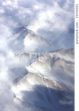 南美洲的智利，安第斯峰會在雲海的雲層中顯示面孔 19344081