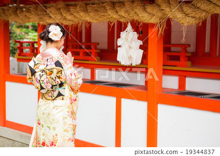 A woman who visits the shrine for the first time 19344837