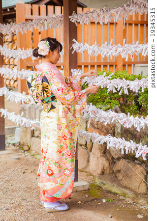 一個女人綁Omikuji 19345315