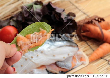 Salmon head for cooking and fresh salmon fillets . Salmon head for cooking and fresh salmon fillets . 19345451