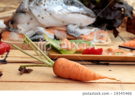 Salmon head for cooking and fresh salmon fillets . Salmon head for cooking and fresh salmon fillets . 19345466