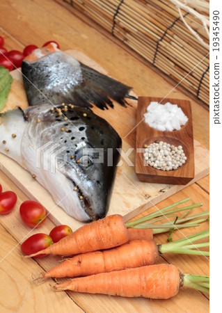 Salmon head and salmon tailfin for cooking. 19345490