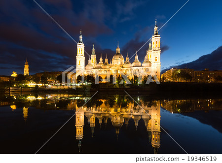 Cathedral in Zaragoza from Ebro river in evening 19346519