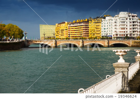 Embankment of Urumea and Santa Catalina bridge 19346624