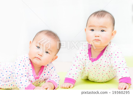 Cute twin baby 19360295