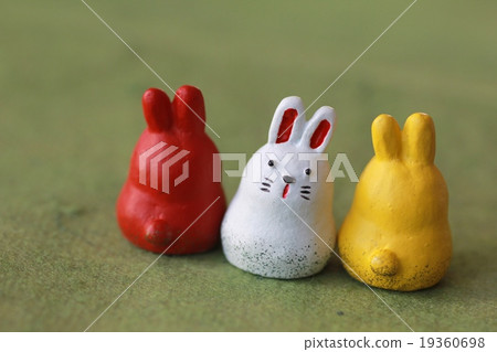 日本紙上的紅、白、黃兔子雕像，兔年 19360698